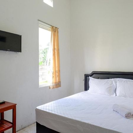 Pandawa Guest House At Ngaliyan Square Mitra Reddoorz Семаранг Екстериор снимка
